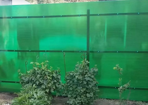 забор из поликарбоната на металлическом каркасе